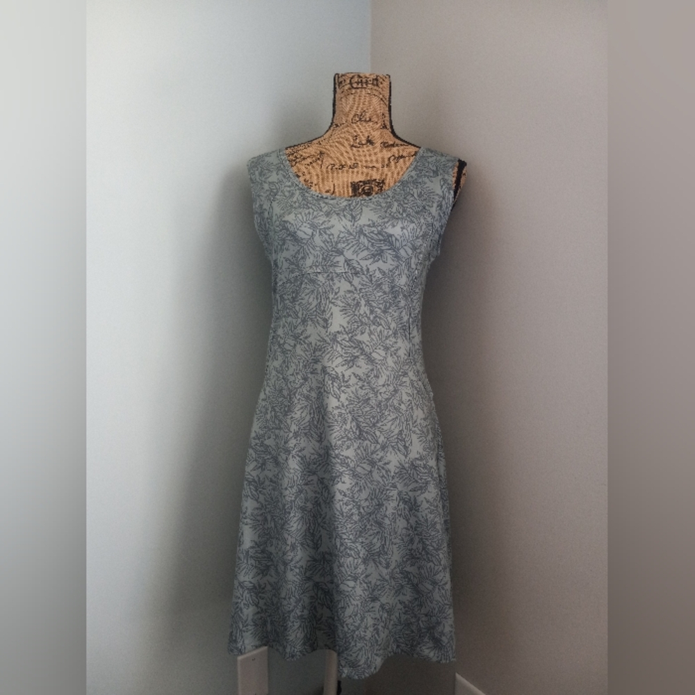 Eddie Bauer Leaf Print Athletic Dress Women's Small Byilt-In bra CoolMax Keyhole